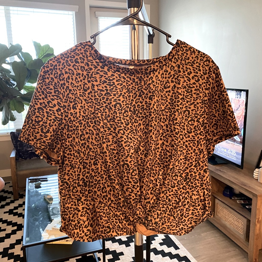Leopard print cropped shirt